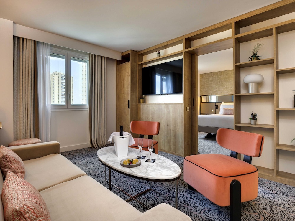 Suite Deluxe con cama king size y sofá cama del hotel Pullman La Pléiade Montpellier Centre. Foto 6