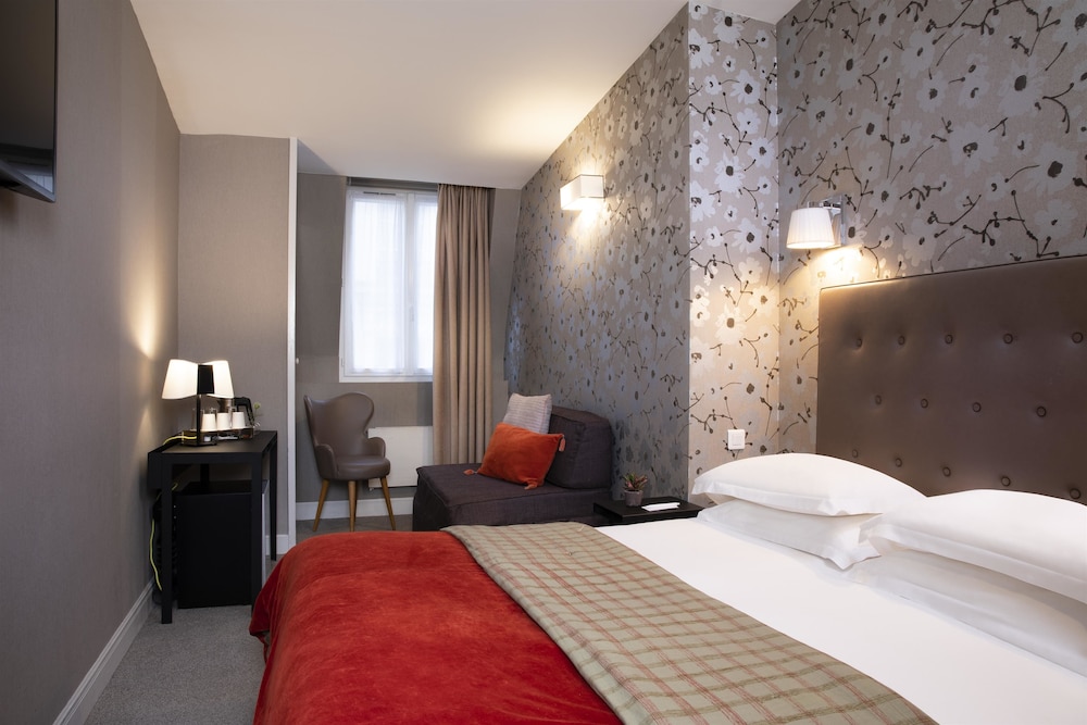 Habitación superior con 1 cama doble o 2 individuales del hotel Plaza Etoile. Foto 6