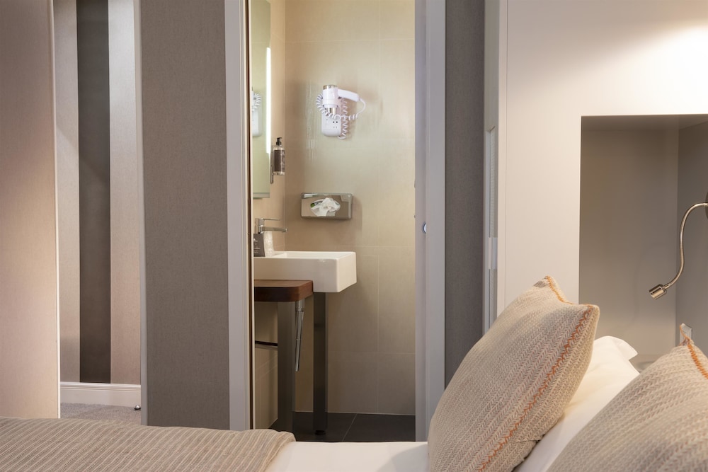 Habitación superior con 1 cama doble o 2 individuales del hotel Plaza Etoile. Foto 8