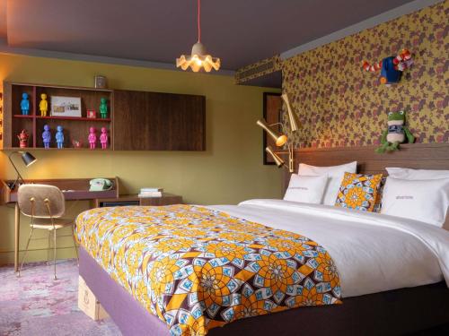 Large Room with Balcony and Paris View del hotel 25hours Hotel Terminus Nord