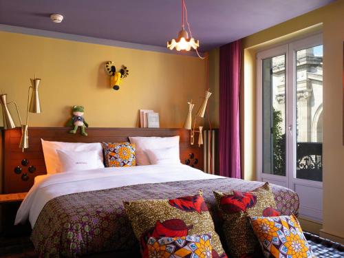 Large Room with Balcony and Paris View del hotel 25hours Hotel Terminus Nord. Foto 1