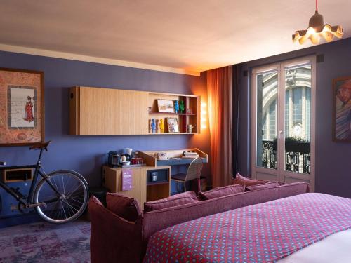 Extra Large Room with Balcony and Paris View del hotel 25hours Hotel Terminus Nord. Foto 1