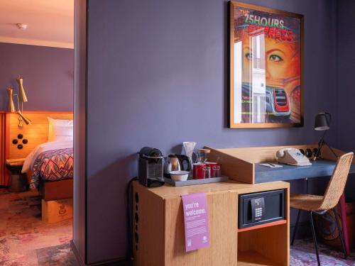Habitación muy amplia del hotel 25hours Hotel Terminus Nord. Foto 1