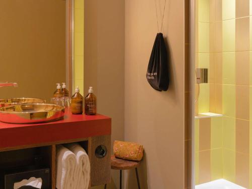 Small Room with City View del hotel 25hours Hotel Terminus Nord. Foto 3