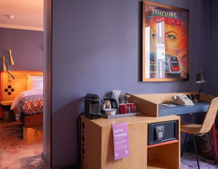 Habitación muy amplia del hotel 25hours Hotel Terminus Nord. Foto 1