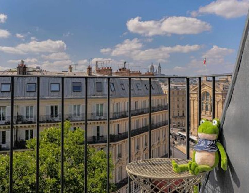 Small Room with City View del hotel 25hours Hotel Terminus Nord. Foto 1