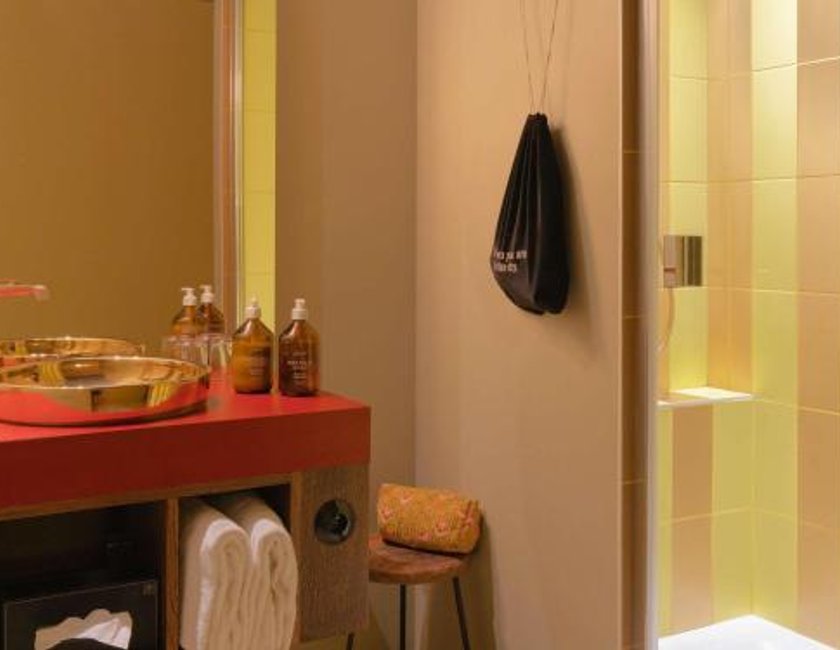 Small Room with City View del hotel 25hours Hotel Terminus Nord. Foto 3
