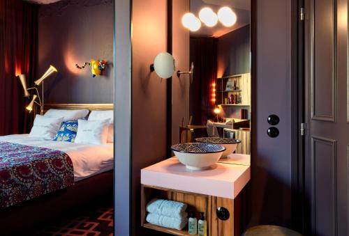 Habitación amplia del hotel 25hours Hotel Terminus Nord. Foto 9
