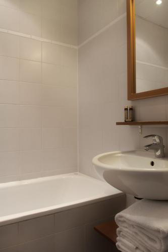 Habitación Doble Tradicional con baño del hotel La Manufacture