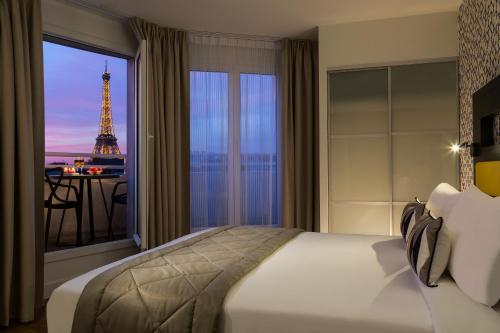 Estudio con balcón y vistas a la Torre Eiffel del hotel Citadines Tour Eiffel Paris. Foto 2