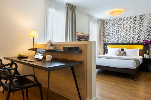 Estudio con balcón y vistas a la Torre Eiffel del hotel Citadines Tour Eiffel Paris. Foto 3