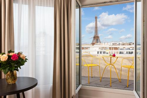 Estudio con balcón y vistas a la Torre Eiffel del hotel Citadines Tour Eiffel Paris. Foto 6