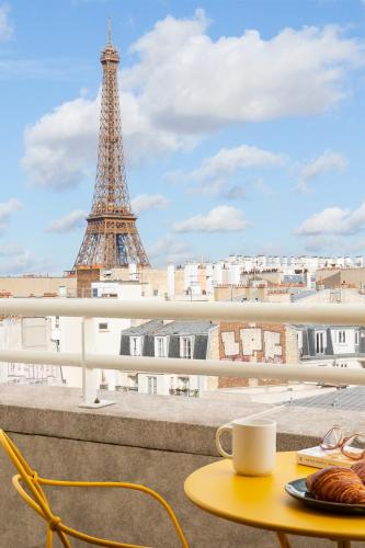 Estudio con balcón y vistas a la Torre Eiffel del hotel Citadines Tour Eiffel Paris. Foto 7