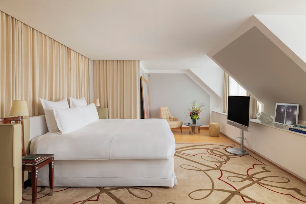Suite en planta ático del hotel Le Royal Monceau - Raffles Paris. Foto 1