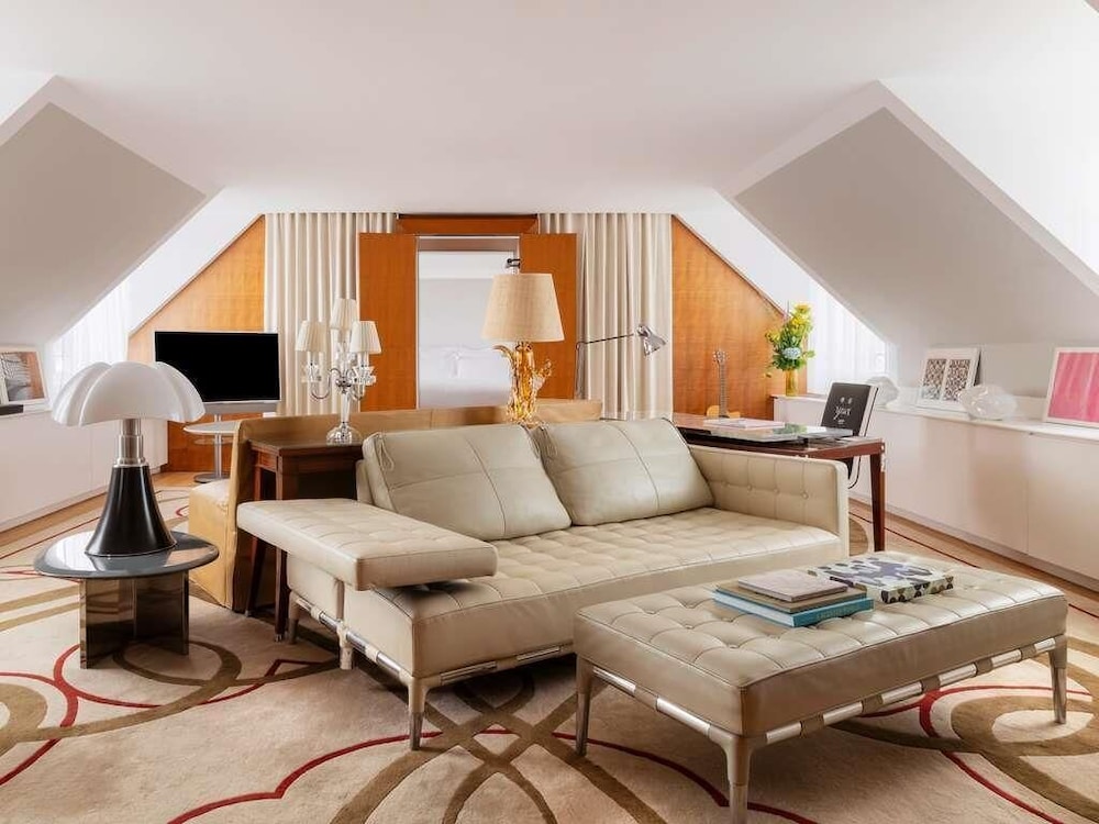 Suite en planta ático del hotel Le Royal Monceau - Raffles Paris. Foto 2