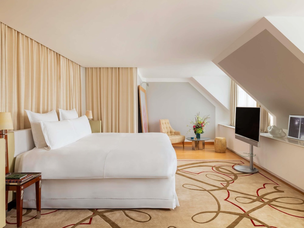 Suite en planta ático del hotel Le Royal Monceau - Raffles Paris. Foto 3