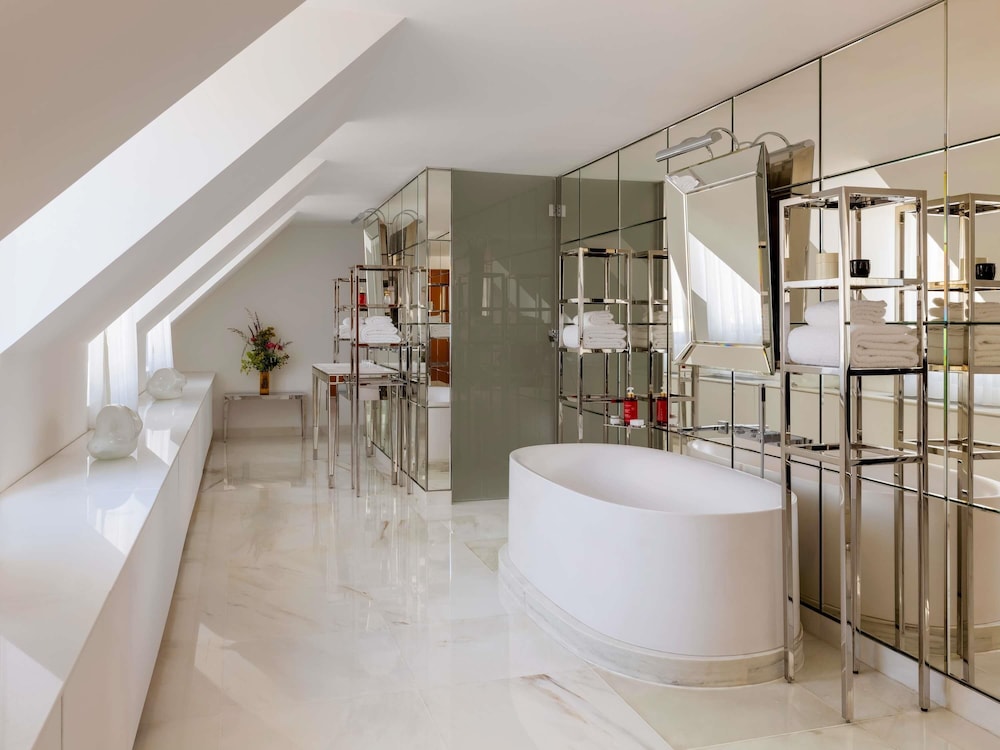Suite en planta ático del hotel Le Royal Monceau - Raffles Paris. Foto 4