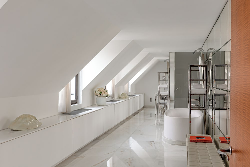 Suite en planta ático del hotel Le Royal Monceau - Raffles Paris. Foto 9