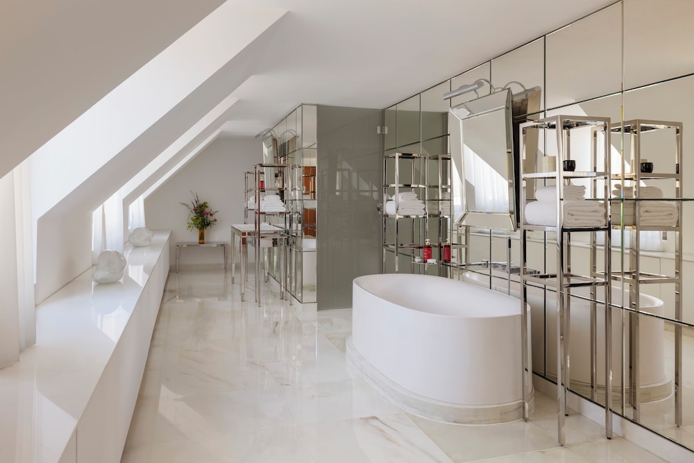 Suite en planta ático del hotel Le Royal Monceau - Raffles Paris. Foto 10