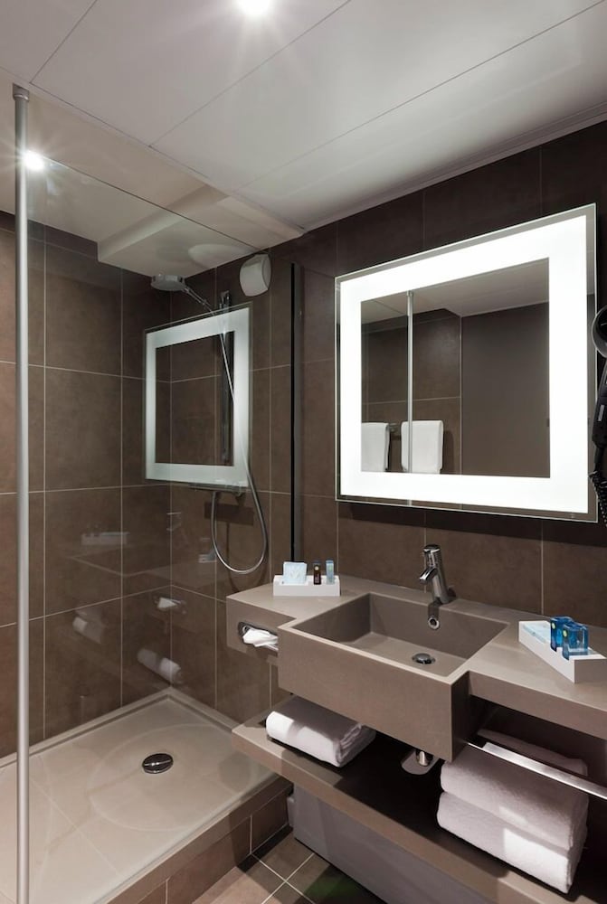 Habitación superior, 1 cama doble con sofá cama del hotel Novotel Les Halles. Foto 7