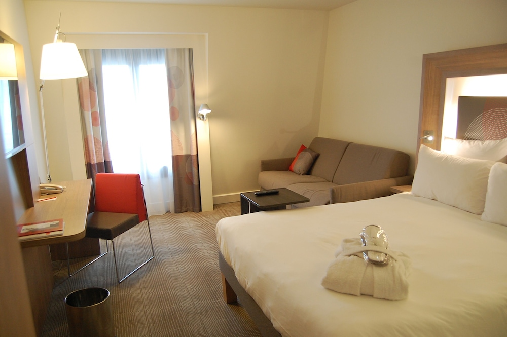 Habitación superior, 1 cama de matrimonio con sofá cama del hotel Novotel Les Halles. Foto 1