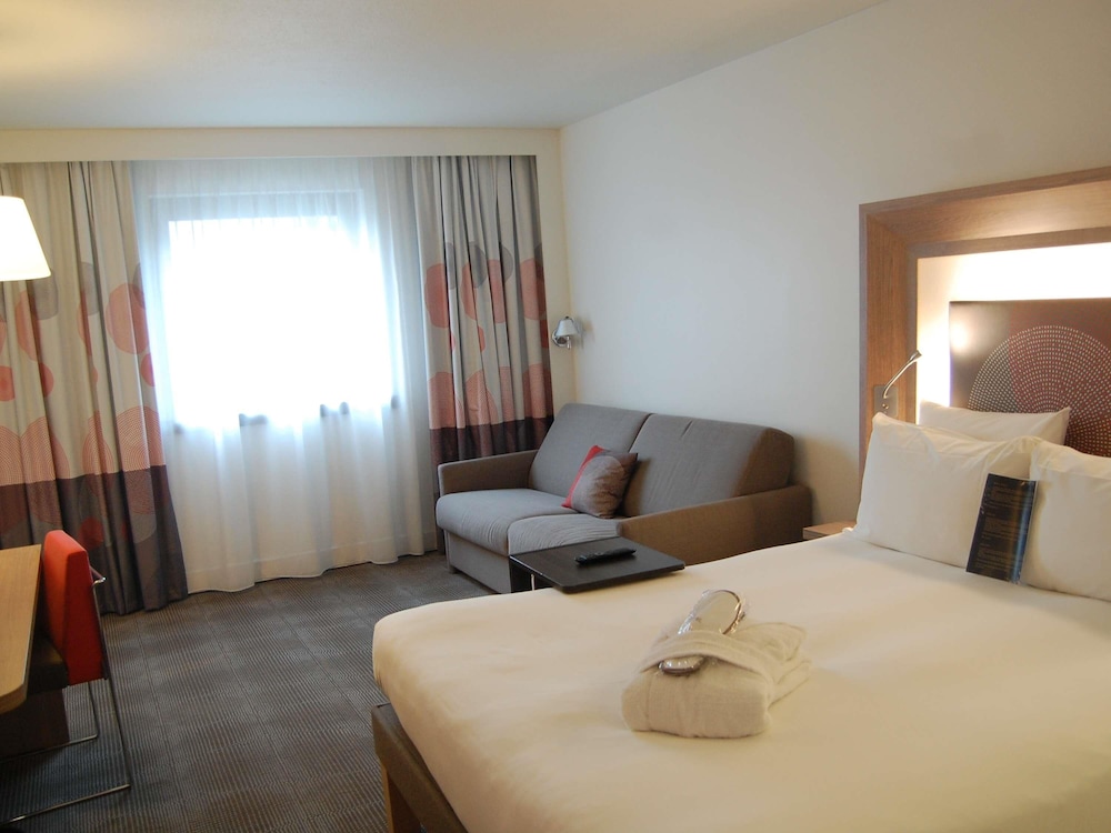 Habitación superior, 1 cama de matrimonio con sofá cama del hotel Novotel Les Halles. Foto 5