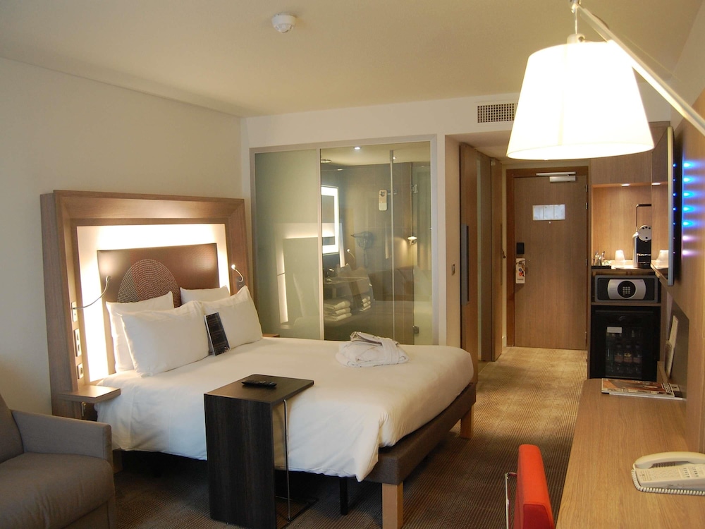 Habitación superior, 1 cama de matrimonio con sofá cama del hotel Novotel Les Halles. Foto 6
