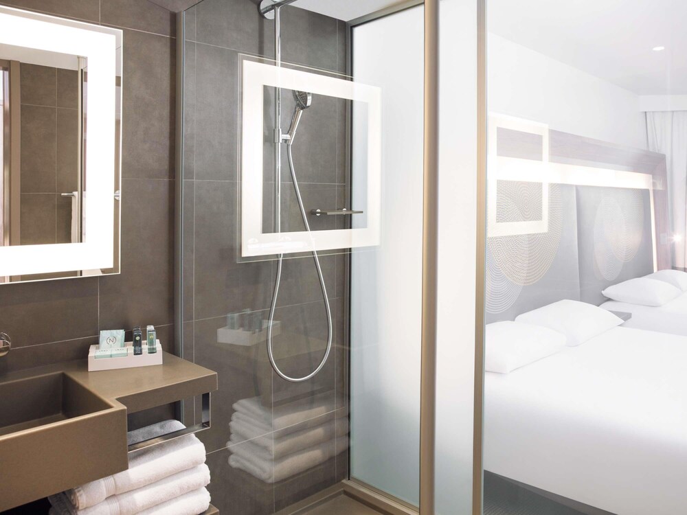 Habitación ejecutiva, 2 camas de matrimonio del hotel Novotel Les Halles. Foto 4