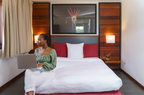 Suite de pie con 1 cama doble del hotel Mercure Kourou Ariatel. Foto 4