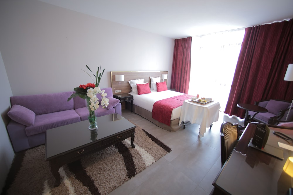 Habitación Superior - cama doble y sofá del hotel Mercure Cayenne Royal Amazonia