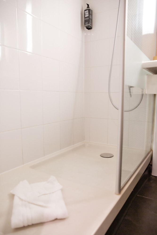 Habitación Estándar con 1 cama doble del hotel Ibis Paris Porte D'orléans. Foto 5