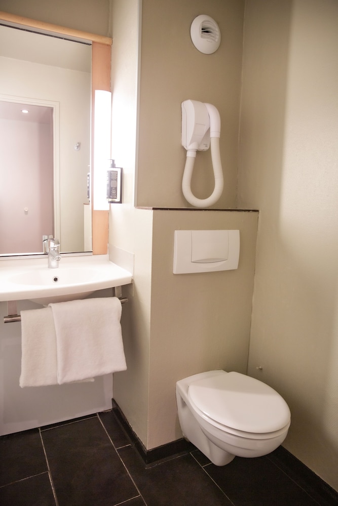 Habitación Estándar con 1 cama doble del hotel Ibis Paris Porte D'orléans. Foto 6