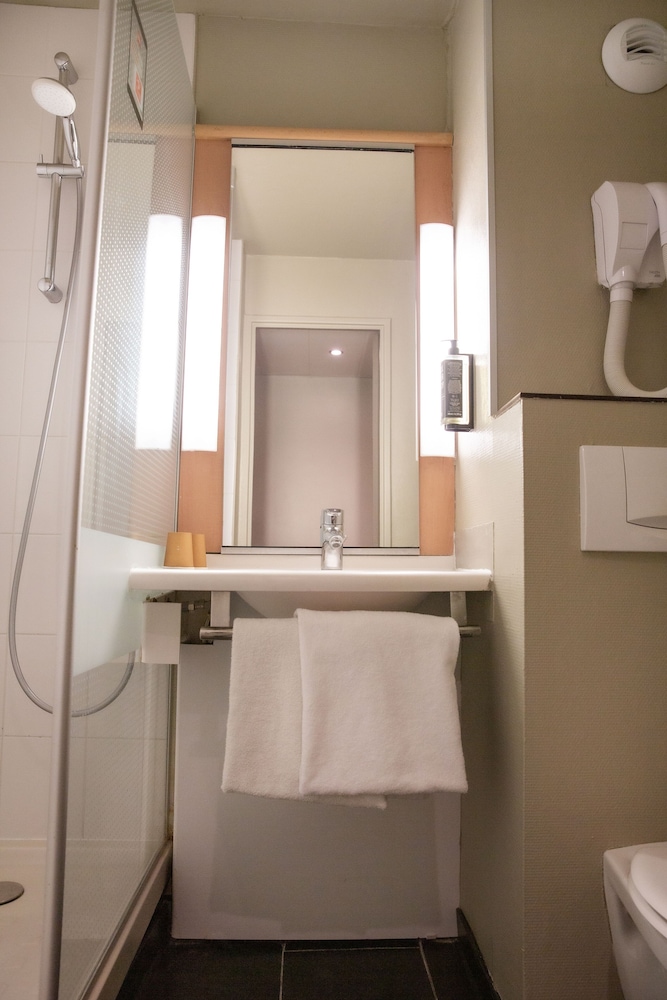 Habitación Estándar con 1 cama doble del hotel Ibis Paris Porte D'orléans. Foto 7