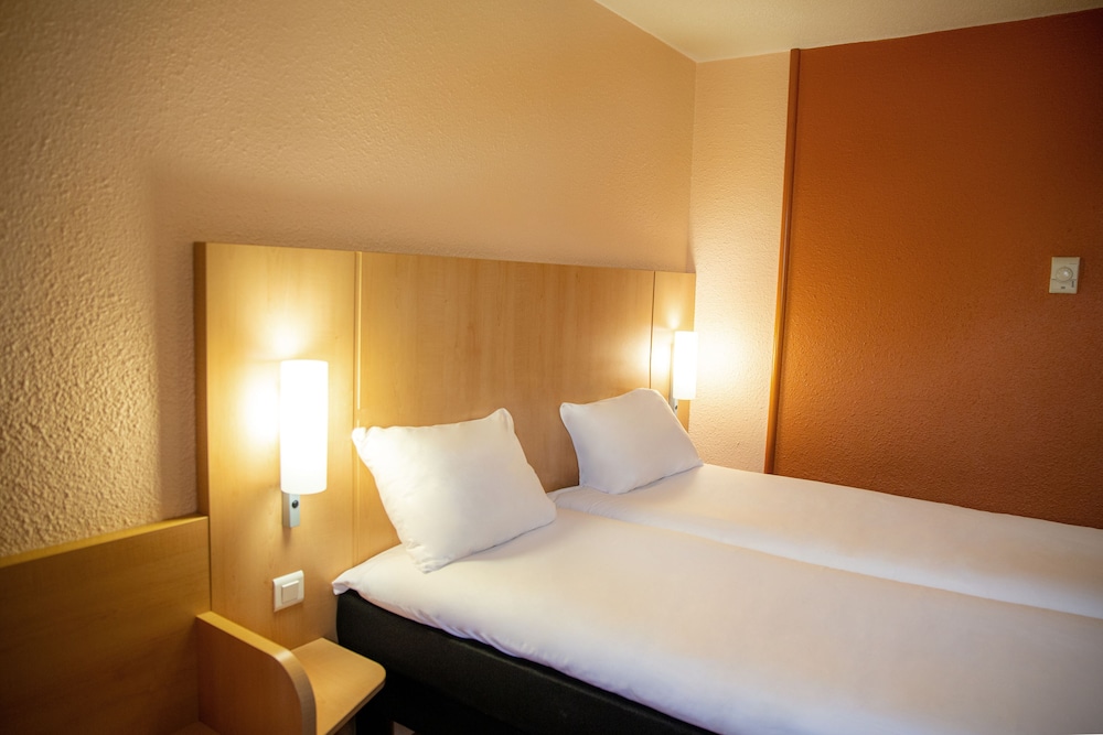 Habitación estándar con dos camas individuales del hotel Ibis Paris Porte D'orléans. Foto 1