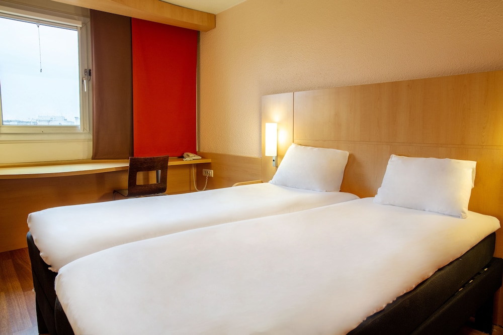 Habitación estándar con dos camas individuales del hotel Ibis Paris Porte D'orléans. Foto 2