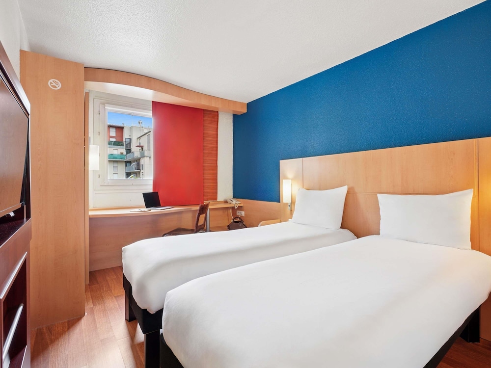 Habitación estándar con dos camas individuales del hotel Ibis Paris Porte D'orléans. Foto 4