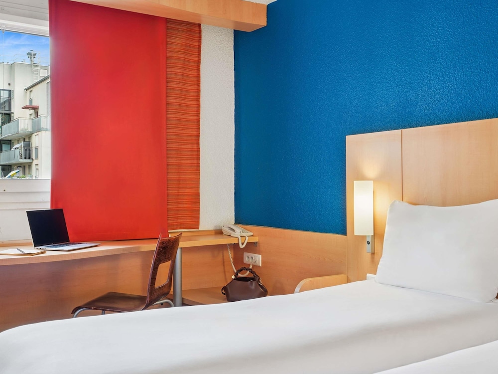 Habitación estándar con dos camas individuales del hotel Ibis Paris Porte D'orléans. Foto 5