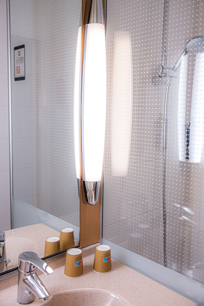Habitación estándar con dos camas individuales del hotel Ibis Paris Porte D'orléans. Foto 7