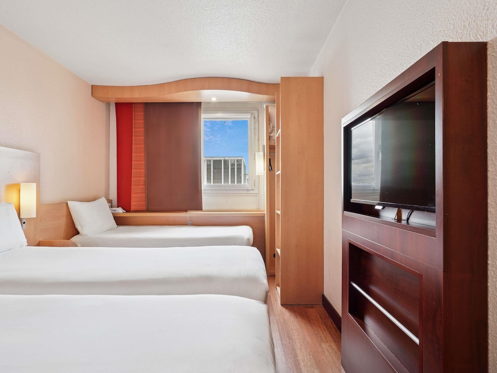Habitación estándar con camas gemelas y sofá cama del hotel Ibis Paris Porte D'orléans