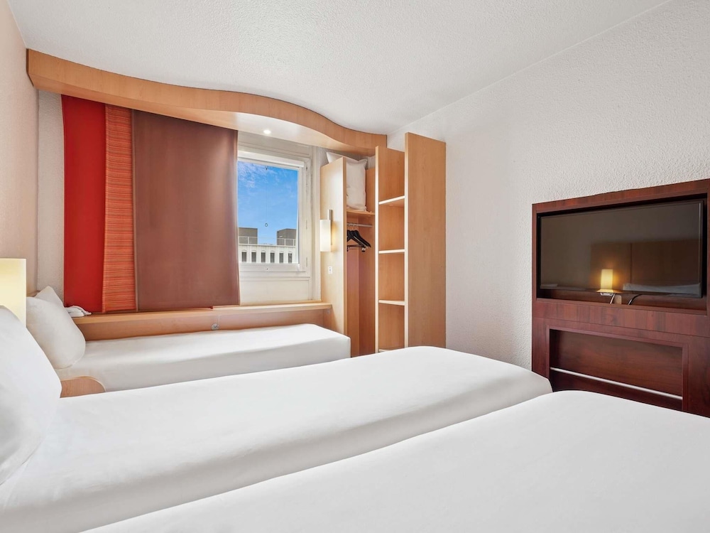 Habitación estándar con camas gemelas y sofá cama del hotel Ibis Paris Porte D'orléans. Foto 4