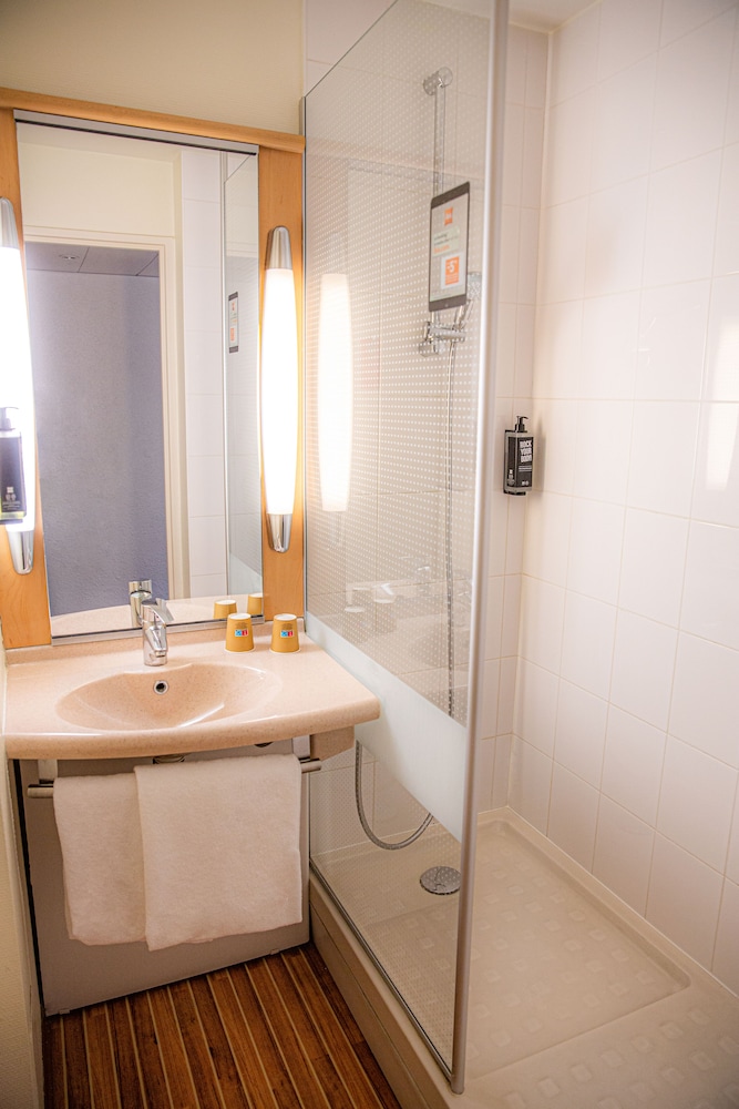 Habitación estándar con camas gemelas y sofá cama del hotel Ibis Paris Porte D'orléans. Foto 5