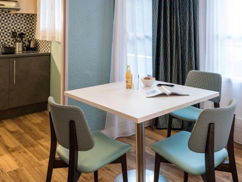 Estudio Superior del hotel Adagio Paris Montmartre. Foto 10