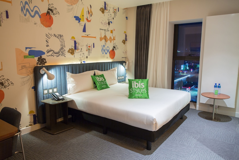 Habitación estándar con dos camas individuales del hotel Ibis Styles Ulaanbaatar. Foto 5