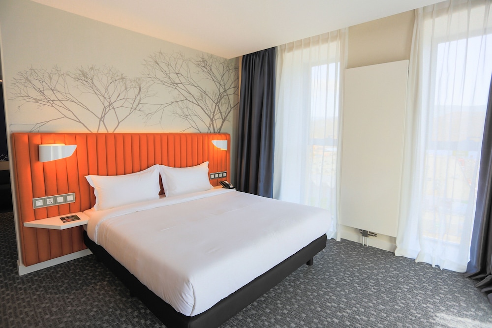 Suite con cama doble del hotel Ibis Styles Ulaanbaatar. Foto 1
