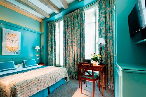 Habitación Doble Superior Tradicional del hotel Le Relais Saint Honoré. Foto 4
