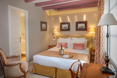 Habitación Doble Tradicional del hotel Le Relais Saint Honoré. Foto 6