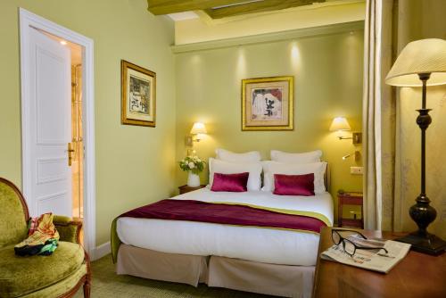 Habitación Doble Tradicional del hotel Le Relais Saint Honoré. Foto 7
