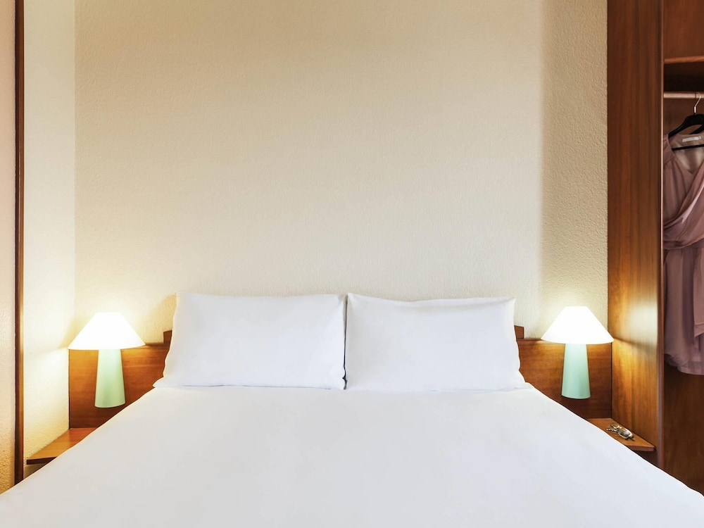 Habitación con cama doble con la nueva ropa de cama del hotel Ibis Douala. Foto 3
