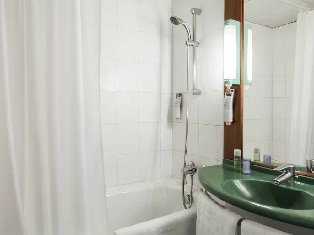 Habitación con cama doble con la nueva ropa de cama del hotel Ibis Douala. Foto 5