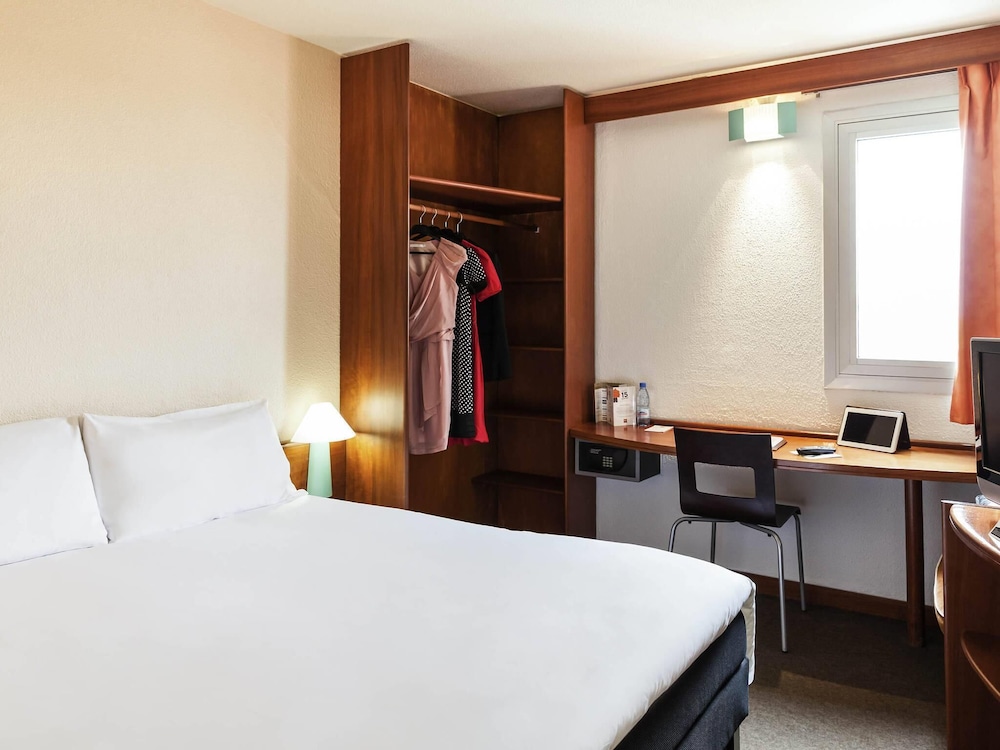 Habitación con 2 camas individuales equipadas con la nueva ropa de cama del hotel Ibis Douala. Foto 4